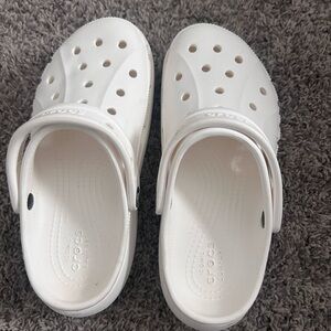 CROCS White Baya Cloud Platform Clogs | Women’s Size 6
